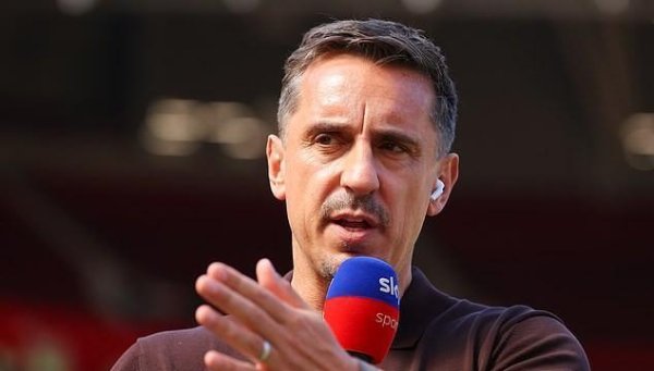 日升鑫 内维尔：凯尔凯兹的表现像个小孩到处乱跑，范戴克也很不稳定