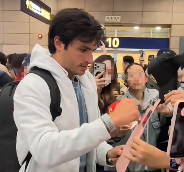 诚金资产 上海人最近爽了，出门偶遇明星像开盲盒！周冠宇回家，胡彦斌野餐...太顶了